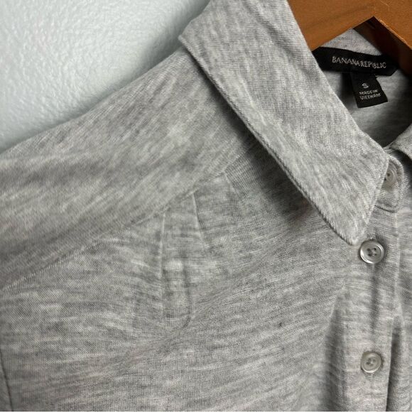 Banana Republic Grey Wrap Front Button-Down Blouse Size Small Minimalist Basic - Picture 11 of 13